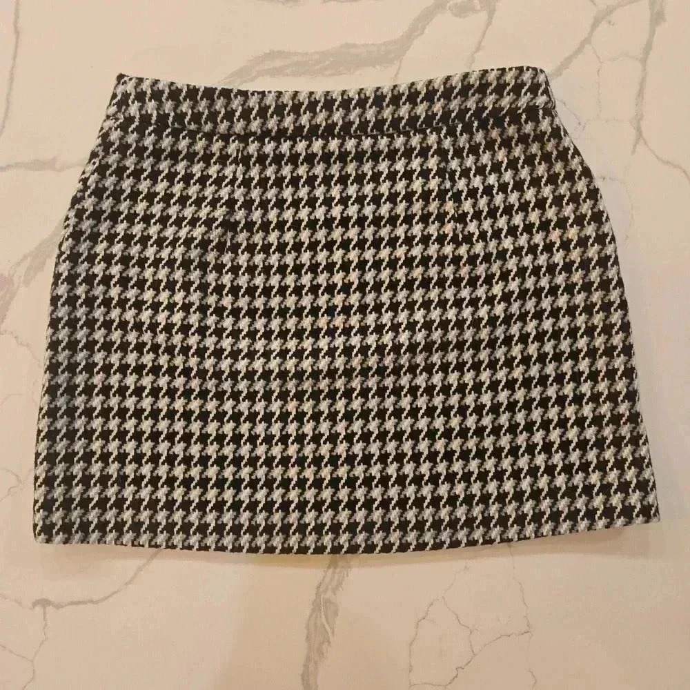 Express Houndstooth Wool Full Zip Mini Skirt Blac… - image 2